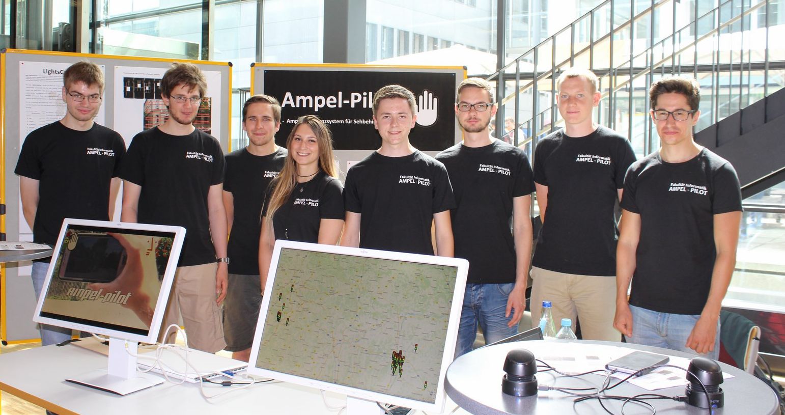 Foto der Mitglieder der Projektgruppe Ampel-Pilot der Fakultät für Informatik an der Hochschule Augsburg